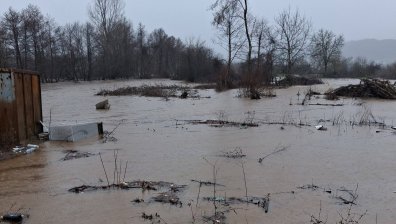 Обилни валежи и свлачища в Кирково: Река Върбица излезе от коритото си