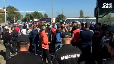 Работници на "Винпром Карнобат" блокираха жп линията Бургас-София