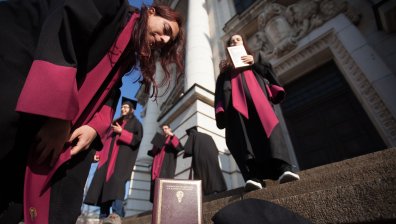 Депутатите стопират непосилното увеличение на таксите за студентите 