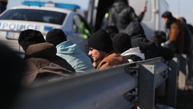 Откриха над 30 мигранти в бус на "Тракия", шофьорът е избягал