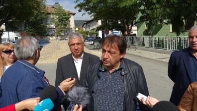 Година и половина не се работи по участък от "Струма", замитани са проблеми 