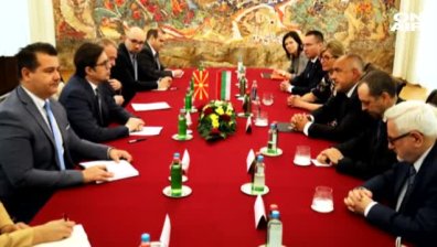 Борисов - посрещнат в Скопие от Заев, срещна се и с Пендаровкси