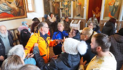 Стотици в Долни Богров застанаха зад отец Янко (СНИМКИ)