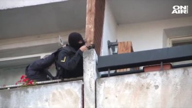 Търсят второ оръжие на барикадиралия се в "Овча купел" мъж