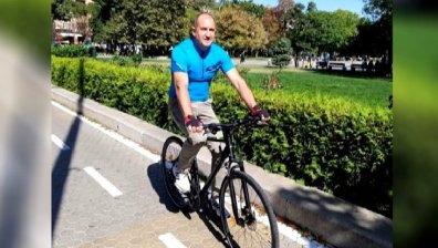 Президентът Румен Радев на колело в центъра на София