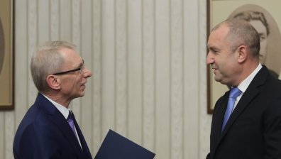 Песимист и оптимист: Радев и Денков в задочен спор за цените на тока и "Лукойл"