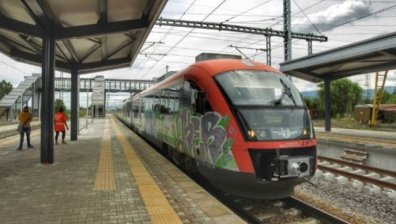 Договаряме 35 нови едноетажни мотрисни влака