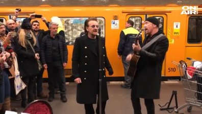 Бандата U2 скроиха музикална изненада в берлинското метро