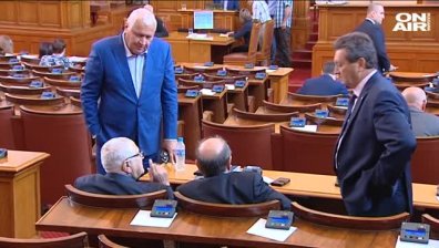 С бурни страсти сред депутатите и бойкот премина първият работен ден в НС