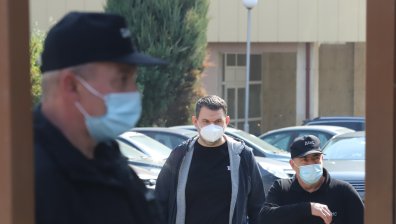 Пеевски без адвокат и охрана, но с папка в ръка: Много неща ще станат ясни