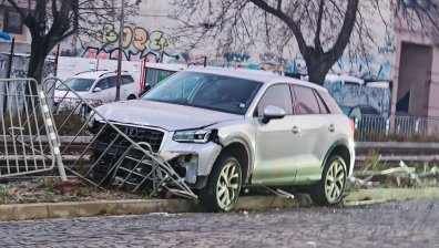 Кола се заби в огражденията на бул. "Цар Борис III" в София