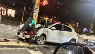 Кола се заби в светофара на булевард в София