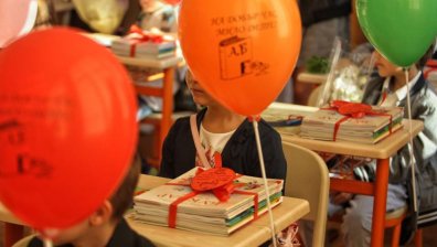 Семействата на 100 000 първокласници и осмокласници получиха по 150 лв.