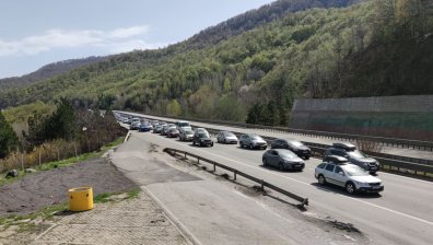 Празничен трафик: Катастрофи и задръствания по основните пътни артерии