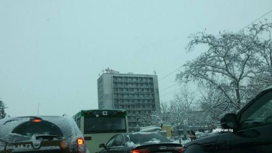 Снегът прати 90 души в Пирогов през изминалото денонощие