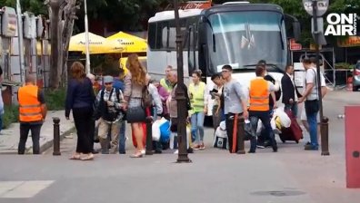 57 украинци от Слънчев бряг и Равда потеглиха от Бургас за Паничище