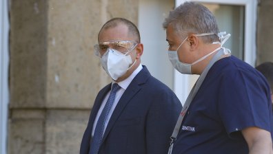 Радев дарил заплатата си преди депутатите, призова ги да се откажат от парите си за март