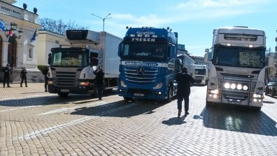 Шофьори на камиони на протест пред НС, министър Караджов видя предателство