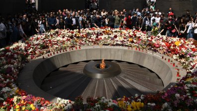 С хиляди свещи и цветя Ереван отбеляза годишнината от арменския геноцид