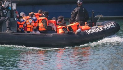 Лодка с 400 мигранти остана без гориво и капитан в Средиземно море