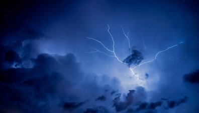 Валежи с гръмотевични бури над западните и централни райони