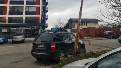 Наклонен стълб е опасен за минувачи и коли в столичния кв. "Левски-Г"