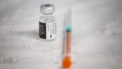 Между болестта и ваксината: Хора с редки диагнози получават противоречиви мнения за имунизация