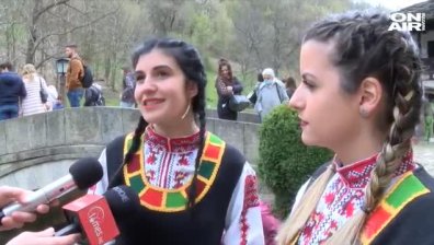 Възстановка на обичая "Лазаруване" събра стотици в "Етъра"