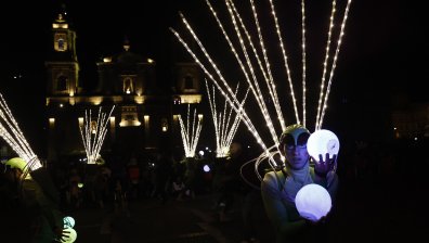 Атракция в Богота -  многоцветен коледен влак радва жителите на града