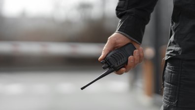 Известен милиардер почина, след като глътна пчела