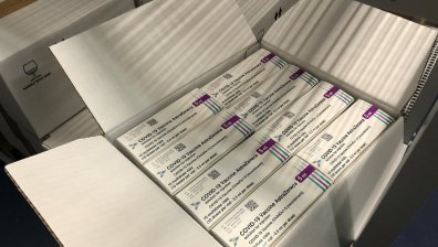 Нова пратка с ваксини на AstraZeneca, пристигнаха 52 800 дози