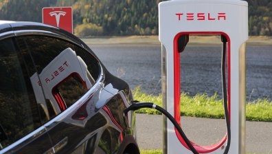 Tesla готви подобряване на батериите на електромобилите си и нови модели 
