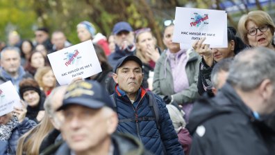 "Провираме се като глисти": Протест пред общината в София заради зоните за паркиране