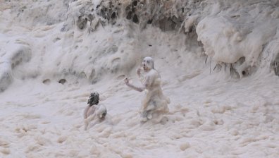 Австралия затваря плажове след мистериозна пяна и мъртва риба