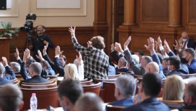 Футболен мач или заседание: Скандали белязаха днешната работа на парламента