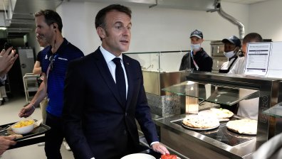 Еманюел Макрон се реди на опашка за обяд в Олимпийското село на Игрите в Париж (СНИМКИ)