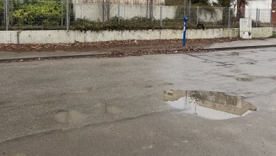 Сигнал за непочистен и опасен тротоар край магазин в София