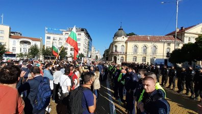 Гражданско неподчинение: Блокираха движението пред парламента (ВИДЕО+СНИМКИ)