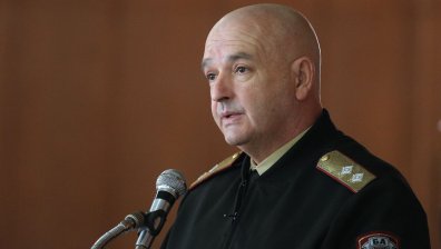 Забраняват на хора до 60 г. да ходят до магазин и аптека между 8:30 и 10:30 часа