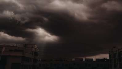 Силна гръмотевична буря с порой се изсипа в София за минути (+ВИДЕО)