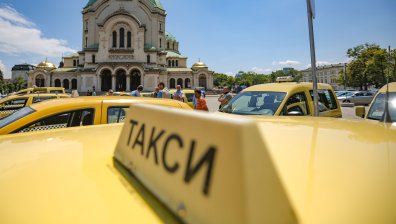 Таксиметров шофьор загина при катастрофа в София, пътничка е ранена