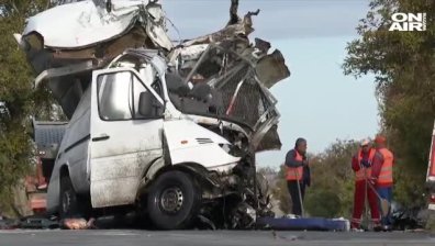 Шофьор загина при челен удар между бус и ТИР на пътя Русе - Варна