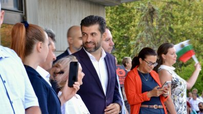 Кирил Петков на протеста в защита на Коцев: Отиваме към пълзяща диктатура