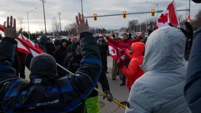 Сблъсъци между полицаи и протестиращи срещу Ковид мерките в Отава