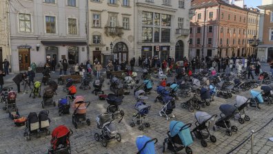 В памет на загиналите деца: Наредиха 109 празни бебешки колички в Лвов