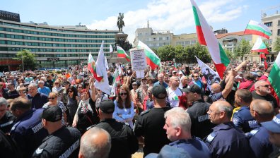 Минути преди вота за кабинета: Полицейски кордон пази НС от протестиращи