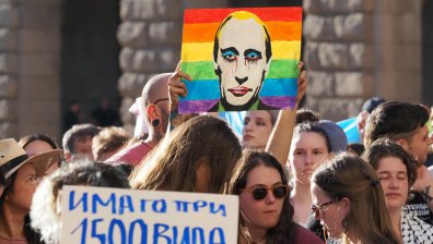 ЛГБТИ+ протестира в София: Този закон не помага нито на децата, нито на семействата
