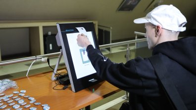 Проверяват 12 800 машини за вота, некачествена хартия е повредила принтерите