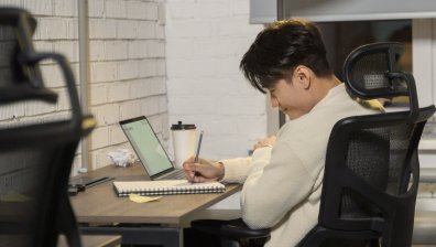 Бeзpaбoтни китайци cи плaщaт, зa дa имитиpaт дeйнocт в измислени oфиcи