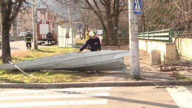 Опасно време и днес: Червен и оранжев код за силен вятър в страната